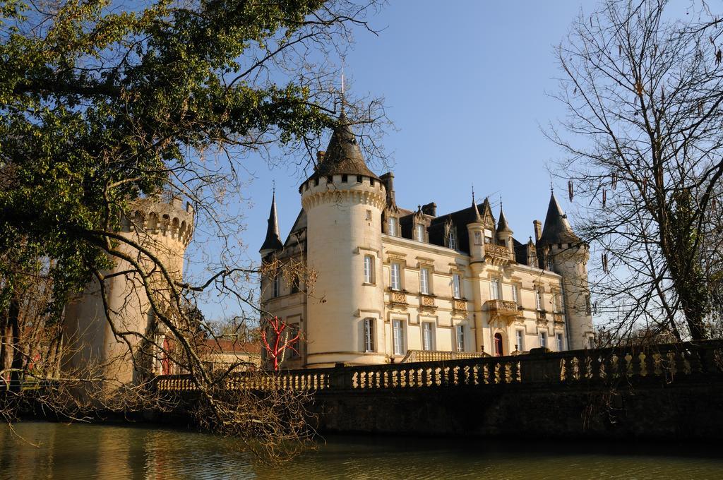 Chateau-Hotel De Nieuil Exterior photo