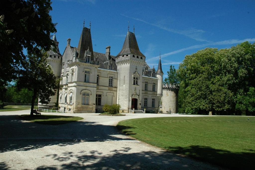 Chateau-Hotel De Nieuil Exterior photo