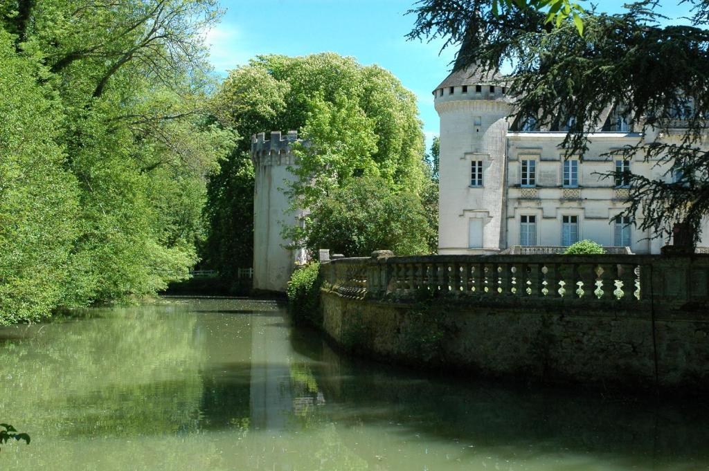 Chateau-Hotel De Nieuil Exterior photo