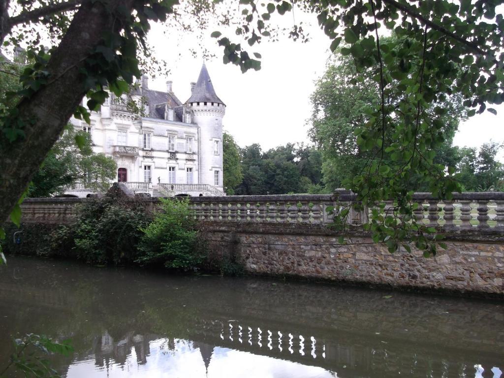 Chateau-Hotel De Nieuil Exterior photo