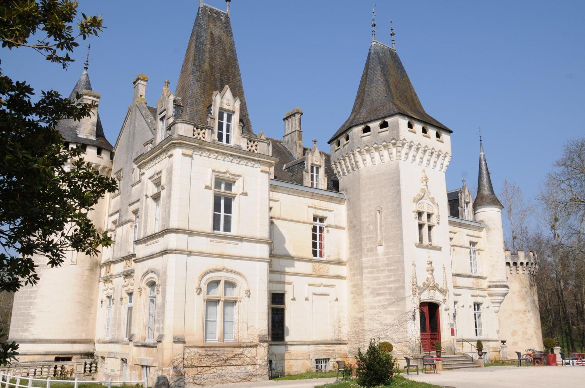 Chateau-Hotel De Nieuil Exterior photo